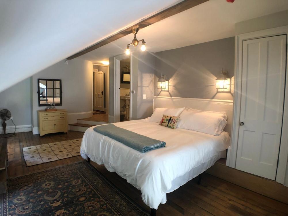 Deluxe King Room interior